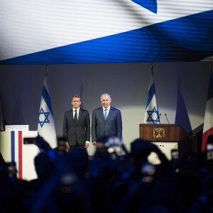 Le président de la République française Emmanuel Macron et le premier ministre d'Israël Benjamin Netanyahu lors de l'inauguration de l'exposition Israel@Lights à Paris, France, le 5 juin 2018.