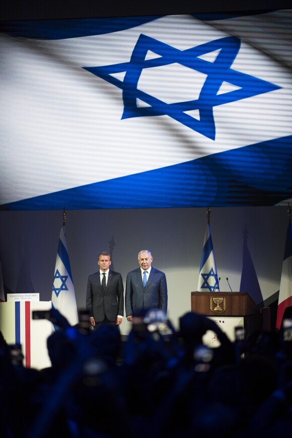 Le président de la République française Emmanuel Macron et le premier ministre d'Israël Benjamin Netanyahu lors de l'inauguration de l'exposition Israel@Lights à Paris, France, le 5 juin 2018.