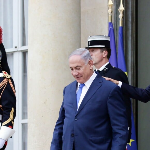 Le président Emmanuel Macron raccompagne le premier ministre d'Israël Benjamin Netanyahu après un entretien au palais de l'Elysée à Paris le 5 juin 2018.