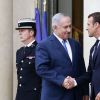 Le président Emmanuel Macron raccompagne le premier ministre d'Israël Benjamin Netanyahu après un entretien au palais de l'Elysée à Paris le 5 juin 2018.