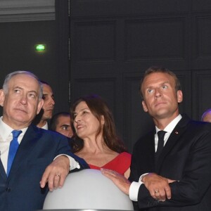 Le président de la République française Emmanuel Macron, sa femme la Première Dame Brigitte Macron (Trogneux) et le premier ministre d'Israël Benjamin Netanyahu et sa femme Sara Netanyahou lors de l'inauguration de l'exposition Israel@Lights à Paris, France, le 5 juin 2018.