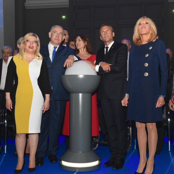 Le président de la République française Emmanuel Macron, sa femme la Première Dame Brigitte Macron (Trogneux) et le premier ministre d'Israël Benjamin Netanyahu et sa femme Sara Netanyahou lors de l'inauguration de l'exposition Israel@Lights à Paris, France, le 5 juin 2018.