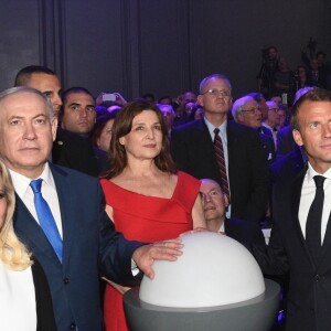 Le président de la République française Emmanuel Macron, sa femme la Première Dame Brigitte Macron (Trogneux) et le premier ministre d'Israël Benjamin Netanyahu et sa femme Sara Netanyahou lors de l'inauguration de l'exposition Israel@Lights à Paris, France, le 5 juin 2018. © Erez Lichtfeld/Bestimage