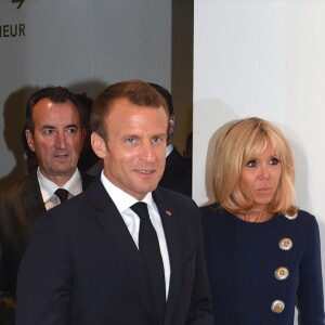 Le président de la République française Emmanuel Macron, sa femme la Première Dame Brigitte Macron (Trogneux) et José Pietroboni, chef du protocole lors de l'inauguration de l'exposition Israel@Lights à Paris, France, le 5 juin 2018. © Erez Lichtfeld/Bestimage