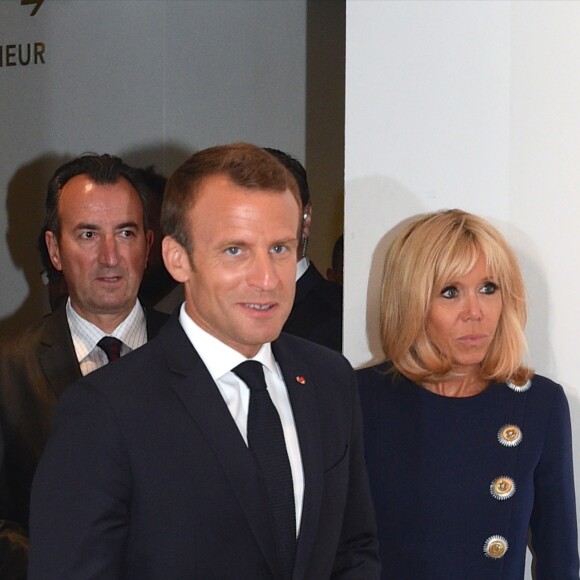 Le président de la République française Emmanuel Macron, sa femme la Première Dame Brigitte Macron (Trogneux) et José Pietroboni, chef du protocole lors de l'inauguration de l'exposition Israel@Lights à Paris, France, le 5 juin 2018. © Erez Lichtfeld/Bestimage