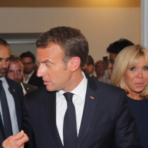 Le président de la République française Emmanuel Macron en grande discussion avec Yves Dahan en présence de la Première Dame Brigitte Macron (Trogneux) lors de l'inauguration de l'exposition Israel@Lights au Grand Palais à Paris, France, le 5 juin 2018.