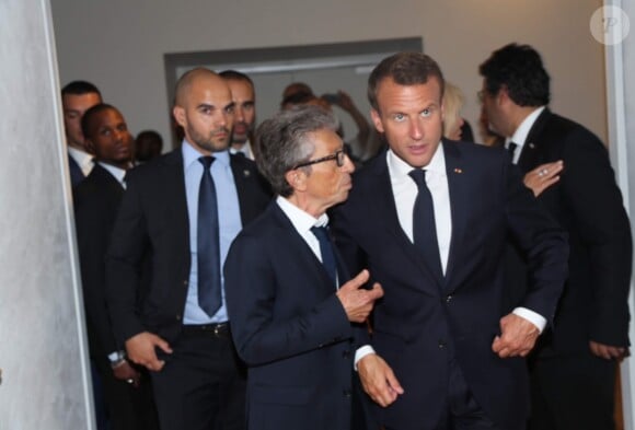 Le président de la République française Emmanuel Macron en grande discussion avec Yves Dahan lors de l'inauguration de l'exposition Israel@Lights au Grand Palais à Paris, France, le 5 juin 2018.