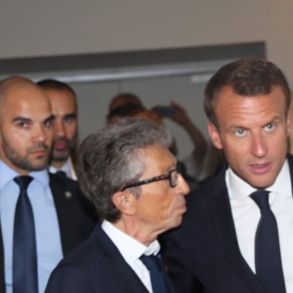Le président de la République française Emmanuel Macron en grande discussion avec Yves Dahan lors de l'inauguration de l'exposition Israel@Lights au Grand Palais à Paris, France, le 5 juin 2018.