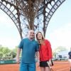 Steffi Graf et son mari André Agassi sur le court en terre battue installé sous la Tour Eiffel dans le cadre de l'opération "Roland-Garros dans la Ville" lors du tournoi des " Longines Future Tennis Aces ", le 2 juin 2018. © Jacovides/Moreau/Bestimage