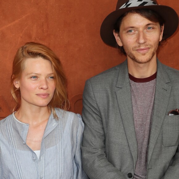 Le chanteur Raphaëll et sa compagne Mélanie Thierry au village lors des internationaux de tennis de Roland Garros à Paris le 8 juin 2018. © Cyril Moreau / Bestimage