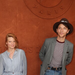 Le chanteur Raphaëll et sa compagne Mélanie Thierry au village lors des internationaux de tennis de Roland Garros à Paris le 8 juin 2018. © Cyril Moreau / Bestimage