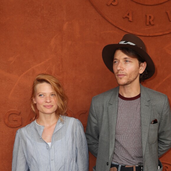 Le chanteur Raphaëll et sa compagne Mélanie Thierry au village lors des internationaux de tennis de Roland Garros à Paris le 8 juin 2018. © Cyril Moreau / Bestimage