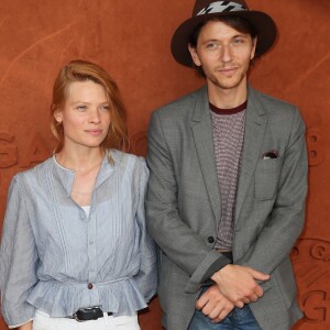 Le chanteur Raphaëll et sa compagne Mélanie Thierry au village lors des internationaux de tennis de Roland Garros à Paris le 8 juin 2018. © Cyril Moreau / Bestimage