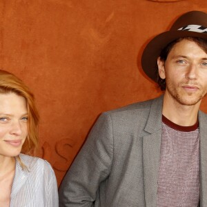 Le chanteur Raphaël et sa compagne Mélanie Thierry au village lors des internationaux de tennis de Roland Garros à Paris le 8 juin 2018. © Christophe Aubert via Bestimage