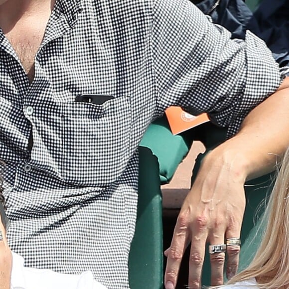 Estelle Lefébure et Gilles Bouleau - People dans les tribunes des Internationaux de France de Tennis de Roland Garros à Paris. Le 8 juin 2018 © Cyril Moreau / Bestimage