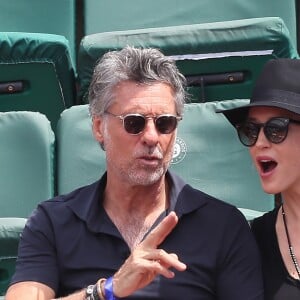 Hélène de Fougerolles et son compagnon Marc Simoncini - People dans les tribunes des Internationaux de France de Tennis de Roland Garros à Paris. Le 8 juin 2018 © Cyril Moreau / Bestimage