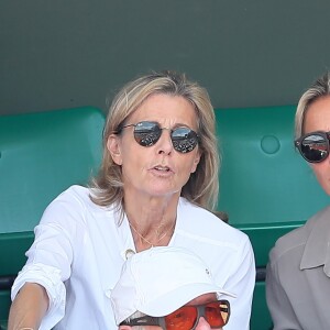 Claire Chazal et Anne Sophie Lapix - People dans les tribunes des Internationaux de France de Tennis de Roland Garros à Paris. Le 8 juin 2018 © Cyril Moreau / Bestimage