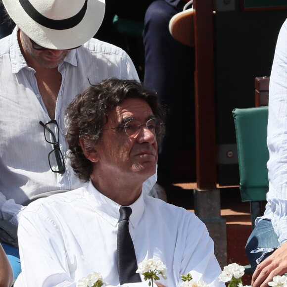 Luc Ferry et sa femme Marie-Caroline Becq Fouquières - People dans les tribunes des Internationaux de France de Tennis de Roland Garros à Paris. Le 8 juin 2018 © Cyril Moreau / Bestimage