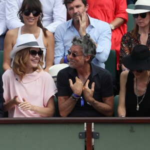 Natalia Vodianova et son compagnon Antoine Arnault, Hélène de Fougerolles et son compagnon Marc Simoncini - People dans les tribunes des Internationaux de France de Tennis de Roland Garros à Paris. Le 8 juin 2018 © Cyril Moreau / Bestimage