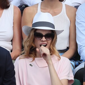 Natalia Vodianova - People dans les tribunes des Internationaux de France de Tennis de Roland Garros à Paris. Le 8 juin 2018 © Cyril Moreau / Bestimage Celebs attend Roland Garros french open tennis. On june 8th 2018. Day 1308/06/2018 - Paris