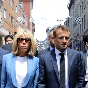 Le président de la République française Emmanuel Macron, sa femme la Première Dame Brigitte Macron, le Premier ministre du Québec Philippe Couillard et sa femme Suzanne Pilote déambulent dans les rues du Vieux-Montréal, Québec, Canada, le 7 juin 2018, la veille du sommet du G7. Le couple présendiel a goûté le traditionnel sirop d'érable.