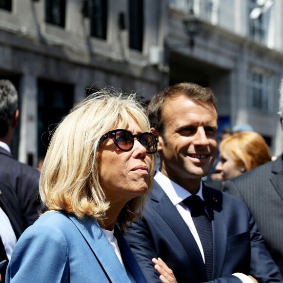 Le président de la République française Emmanuel Macron, sa femme la Première Dame Brigitte Macron, le Premier ministre du Québec Philippe Couillard et sa femme Suzanne Pilote déambulent dans les rues du Vieux-Montréal, Québec, Canada, le 7 juin 2018, la veille du sommet du G7. Le couple présendiel a goûté le traditionnel sirop d'érable.