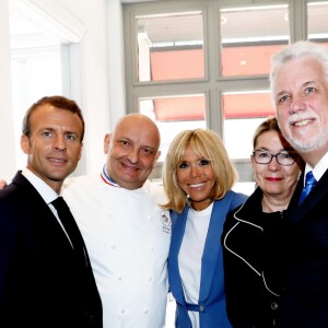 Le président de la République française Emmanuel Macron, sa femme la Première Dame Brigitte Macron, le Premier ministre du Québec Philippe Couillard et sa femme Suzanne Pilote déambulent dans les rues du Vieux-Montréal, Québec, Canada, le 7 juin 2018, la veille du sommet du G7. Le couple présendiel a goûté le traditionnel sirop d'érable.