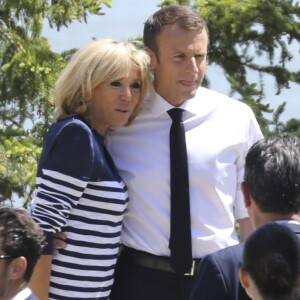 Le président de la République Française Emmanuel Macron avec sa femme la Première Dame Brigitte Macron, et ses équipes, aux abords du manoir Richelieu dans le cadre du sommet du G7 au manoir Richelieu. La Malbaie, le 8 juin 2018. © Ludovic Marin/Pool/Bestimage