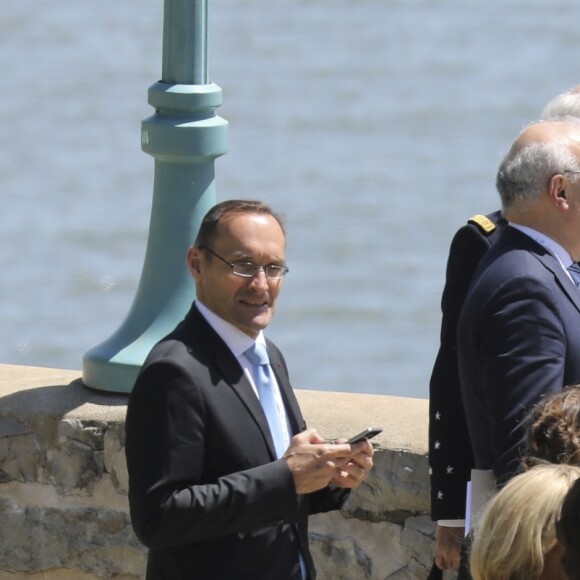 Le président de la République Française Emmanuel Macron avec sa femme la Première Dame Brigitte Macron, et ses équipes, aux abords du manoir Richelieu dans le cadre du sommet du G7 au manoir Richelieu. La Malbaie, le 8 juin 2018. © Ludovic Marin/Pool/Bestimage