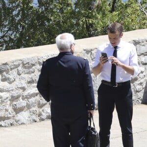 Le président de la République Française Emmanuel Macron avec sa femme la Première Dame Brigitte Macron, et ses équipes, aux abords du manoir Richelieu dans le cadre du sommet du G7 au manoir Richelieu. La Malbaie, le 8 juin 2018. © Ludovic Marin/Pool/Bestimage