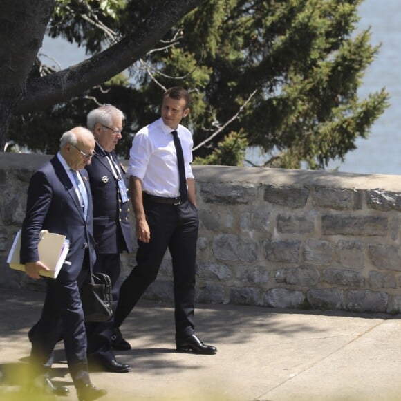 Le président de la République Française Emmanuel Macron avec sa femme la Première Dame Brigitte Macron, et ses équipes, aux abords du manoir Richelieu dans le cadre du sommet du G7 au manoir Richelieu. La Malbaie, le 8 juin 2018. © Ludovic Marin/Pool/Bestimage