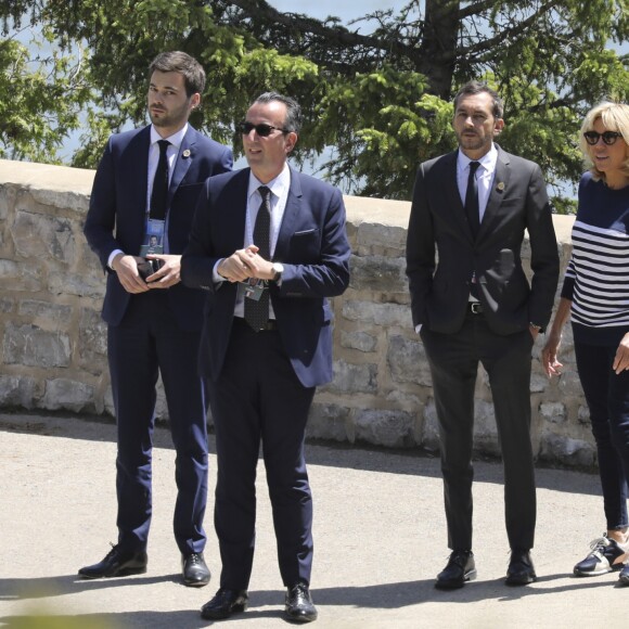 Le président de la République Française Emmanuel Macron avec sa femme la Première Dame Brigitte Macron, et ses équipes, aux abords du manoir Richelieu dans le cadre du sommet du G7 au manoir Richelieu. La Malbaie, le 8 juin 2018. © Ludovic Marin/Pool/Bestimage