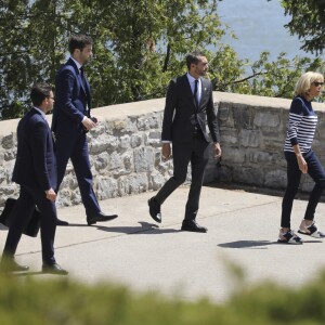 Le président de la République Française Emmanuel Macron avec sa femme la Première Dame Brigitte Macron, et ses équipes, aux abords du manoir Richelieu dans le cadre du sommet du G7 au manoir Richelieu. La Malbaie, le 8 juin 2018. © Ludovic Marin/Pool/Bestimage