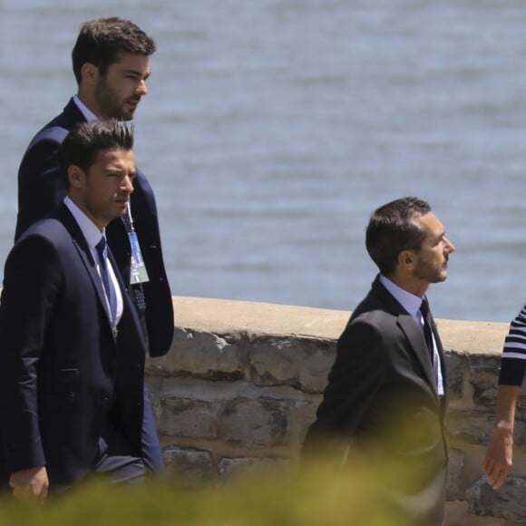 Le président de la République Française Emmanuel Macron avec sa femme la Première Dame Brigitte Macron, et ses équipes, aux abords du manoir Richelieu dans le cadre du sommet du G7 au manoir Richelieu. La Malbaie, le 8 juin 2018. © Ludovic Marin/Pool/Bestimage