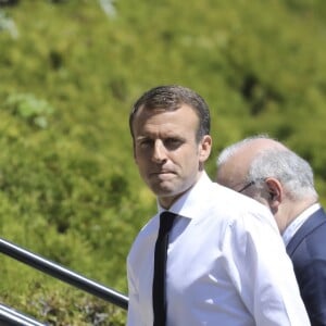 Le président de la République Française Emmanuel Macron avec sa femme la Première Dame Brigitte Macron, et ses équipes, aux abords du manoir Richelieu dans le cadre du sommet du G7 au manoir Richelieu. La Malbaie, le 8 juin 2018. © Ludovic Marin/Pool/Bestimage