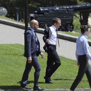 Le président de la République Française Emmanuel Macron avec sa femme la Première Dame Brigitte Macron, et ses équipes, aux abords du manoir Richelieu dans le cadre du sommet du G7 au manoir Richelieu. La Malbaie, le 8 juin 2018. © Ludovic Marin/Pool/Bestimage