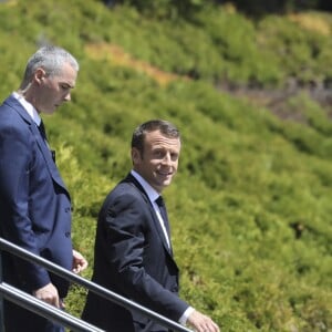 Le président de la République Française Emmanuel Macron avec sa femme la Première Dame Brigitte Macron, et ses équipes, aux abords du manoir Richelieu dans le cadre du sommet du G7 au manoir Richelieu. La Malbaie, le 8 juin 2018. © Ludovic Marin/Pool/Bestimage