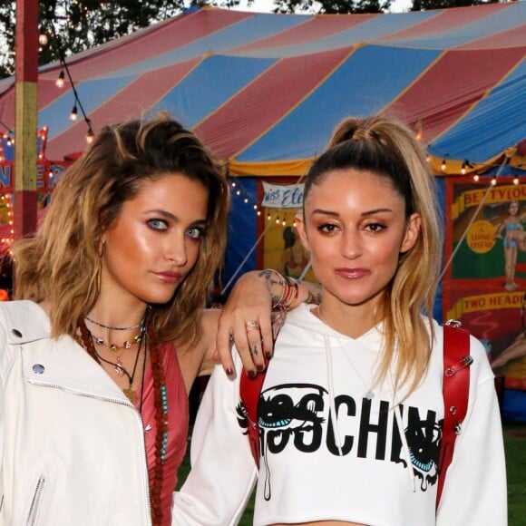 Paris Jackson et Caroline D'Amore arrivent au défilé Moschino (collections homme printemps-été 2019 et croisière 2019) à Los Angeles. Le 8 juin 2018 © CPA / Bestimage