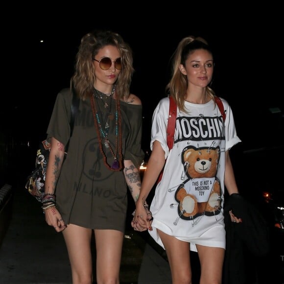 Paris Jackson et Caroline D'Amore arrivent à l'after party du défilé Moschino à Los Angeles le 8 juin 2018.