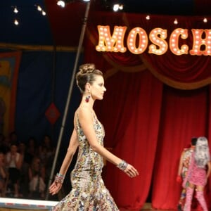 Alessandra Ambrosio défile pour Moschino (collections homme printemps-été 2019 et croisière 2019) à Los Angeles. Le 8 juin 2018 © CPA / Bestimage