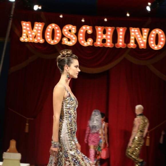 Alessandra Ambrosio défile pour Moschino (collections homme printemps-été 2019 et croisière 2019) à Los Angeles. Le 8 juin 2018 © CPA / Bestimage