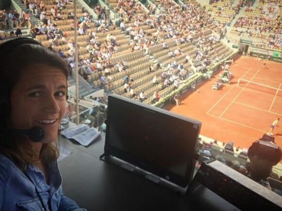 Amélie Mauresmo consulante sportive pour France Télévisions lors du tournoi de Roland-Garros. Juin 2018. 
