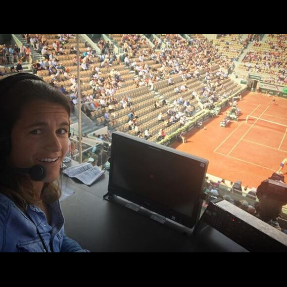 Amélie Mauresmo consulante sportive pour France Télévisions lors du tournoi de Roland-Garros. Juin 2018. 