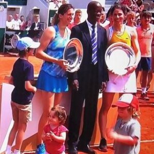 Amélie Mauresmo a remporté la finale doubles femmes du tournoi des légendes avec Nathalie Dechy, à Roland-Garros. Le 9 juin 2018.