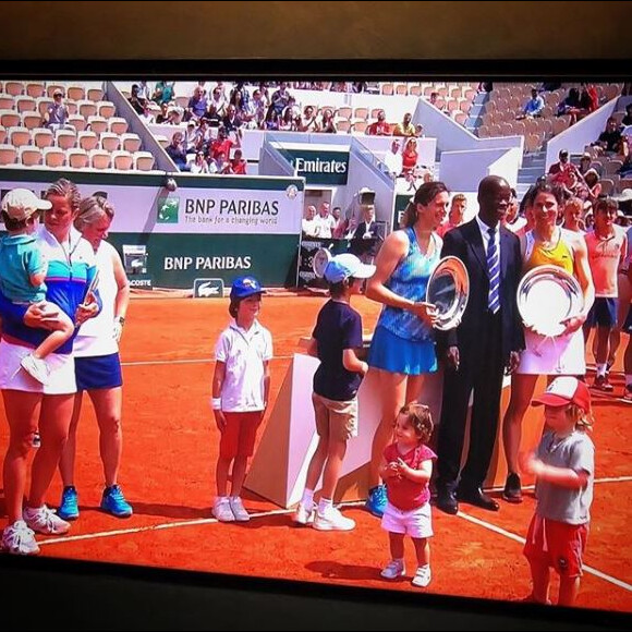 Amélie Mauresmo a remporté la finale doubles femmes du tournoi des légendes avec Nathalie Dechy, à Roland-Garros. Le 9 juin 2018.