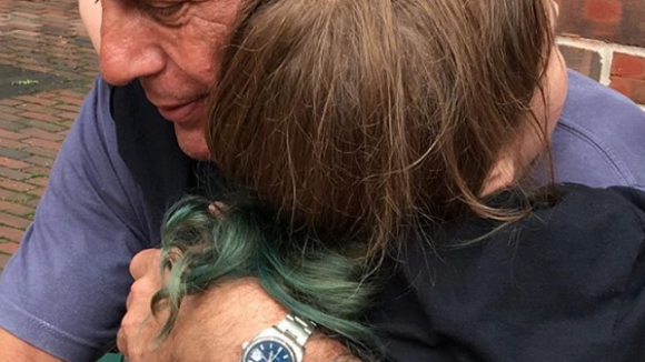 Suicide d'Anthony Bourdain : Sa fille de 11 ans, "courageuse", monte sur scène