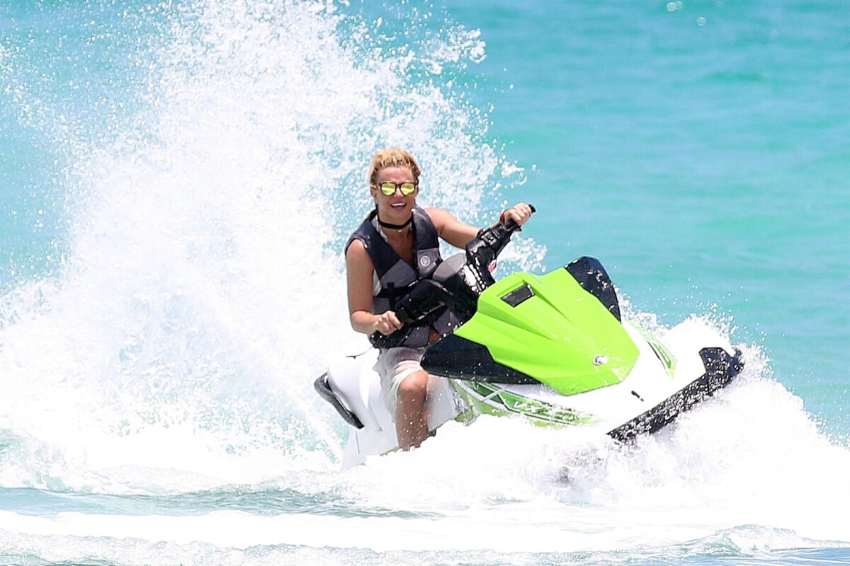 Photo : Britney Spears s'éclate sur un jet ski à Miami le 6 juin 2018