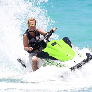 Britney Spears s'éclate sur un jet ski à Miami le 6 juin 2018.  Miami Beach, FL - Britney Spears was pictured riding a jetski to cool down from the Miami heat. The pop star looked very relaxed as she was cooling down from the Miami heat.06/06/2018 - Miami