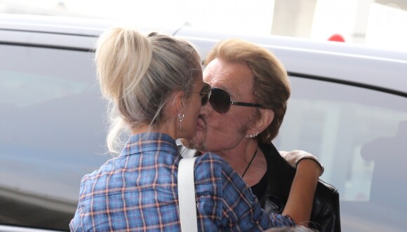 Exclusif - Johnny Hallyday repart en famille avec sa femme Laeticia, ses filles Jade et Joy et Eliette, la grand-mère de Laeticia à Saint-Barthélemy de l'aéroport Roissy Charles de Gaulle le 27 juillet 2016. Joy Hallyday vient juste de fêter son 8ème anniversaire.