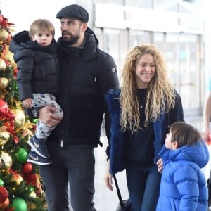 Shakira et son compagnon Gerard Piqué arrivent à l'aéroport JFK de New York avec leurs enfants Milan et Sasha pour les fêtes de Noël le 24 décembre 2017.